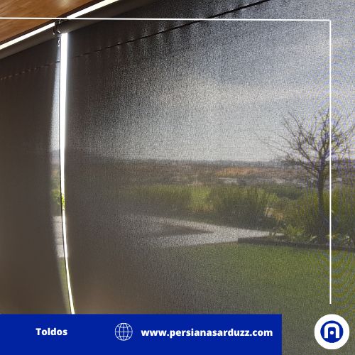 ENROLLABLE EXTERIOR TRASLUCIDO PARA TERRAZAS QUE PERMITE TENER VISTA AL EXTERIOR AUN CUANDO ESTE SE ENCUENTRA ABAJO