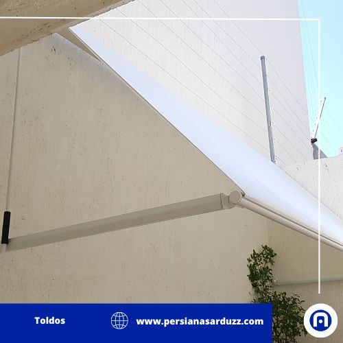 Toldo punto fijo para dar sombra a pequeña area de plantas