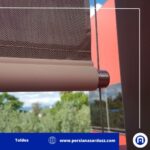 acercamiento de imagen a accesorios de una persiana enrollable de exterior con cables guías