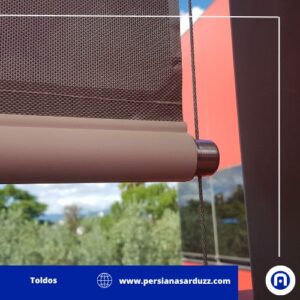 acercamiento de imagen a accesorios de una persiana enrollable de exterior con cables guías