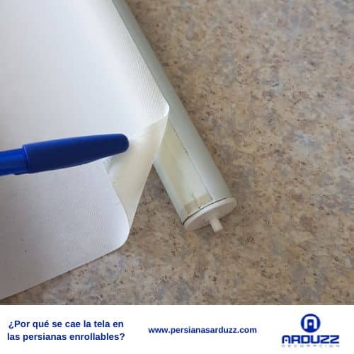 desprendimiento de telas en persianas enrollables por uso de cinta doble cara en su proceso de fabricación